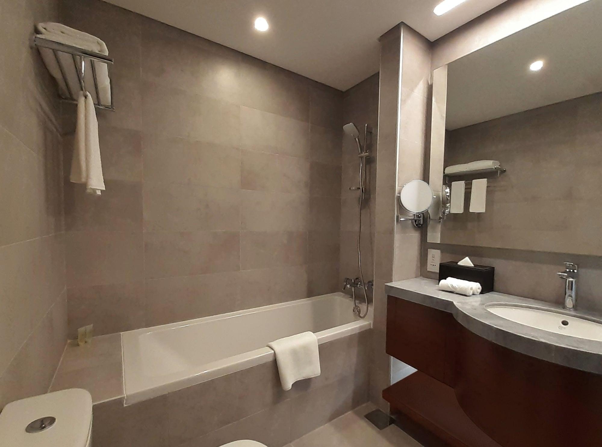 Somerset West Bay Doha Eksteriør bilde Bathroom of a hotel room