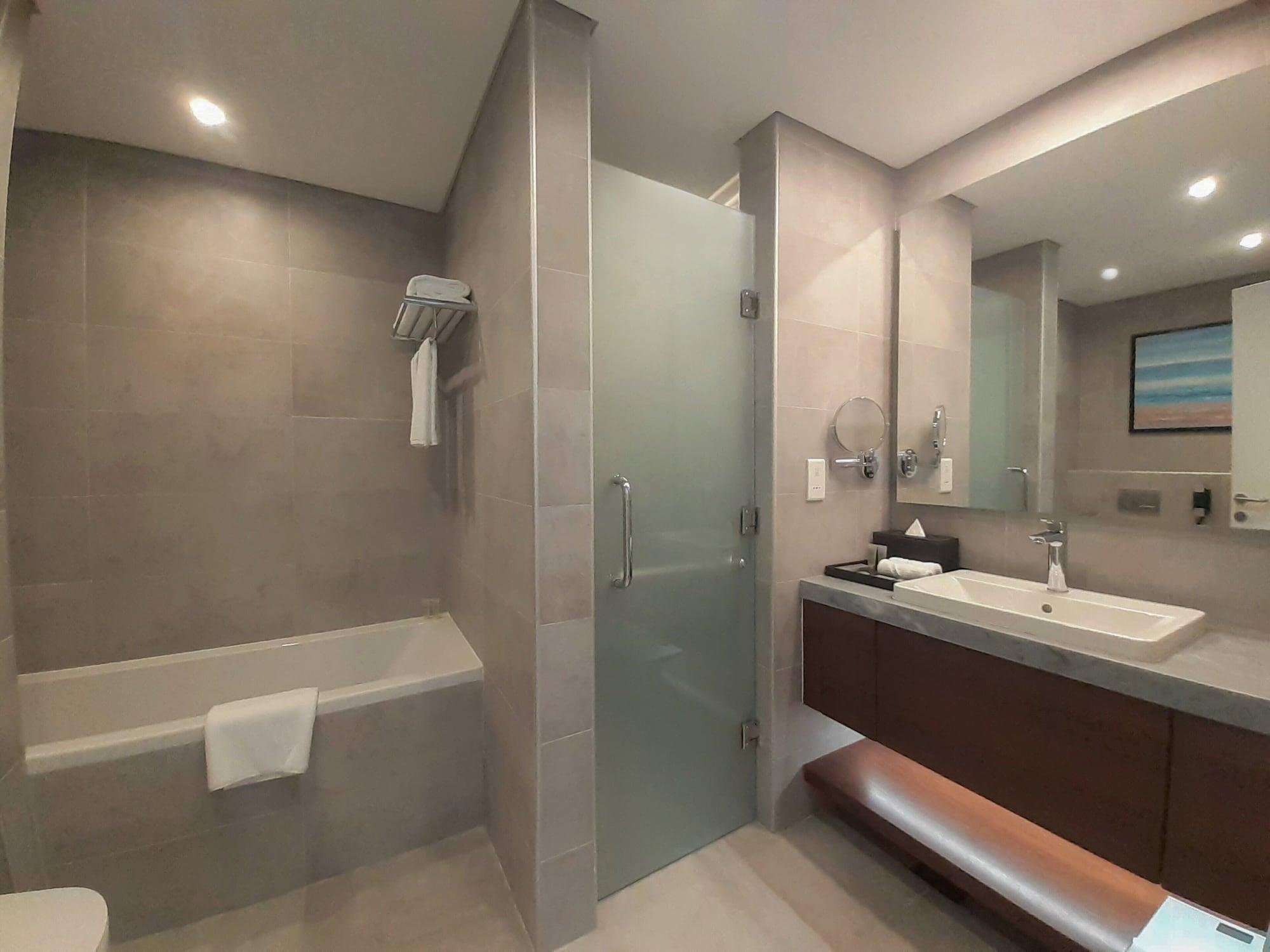 Somerset West Bay Doha Eksteriør bilde Bathroom
