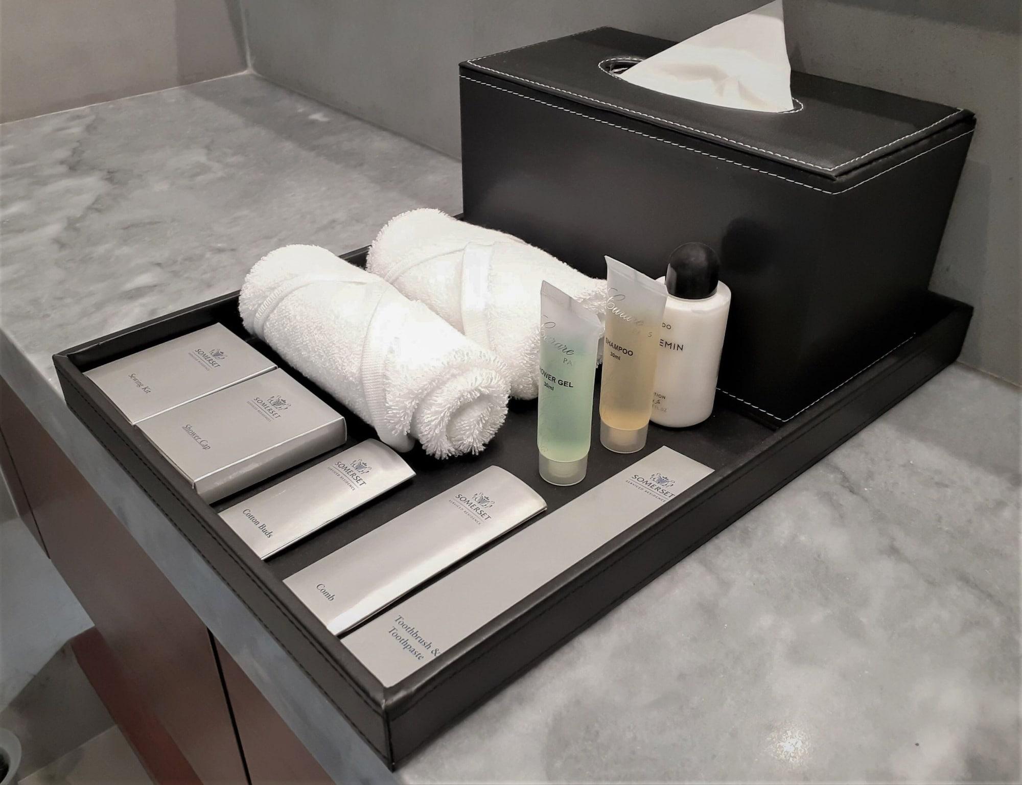 Somerset West Bay Doha Eksteriør bilde A bathroom amenity tray