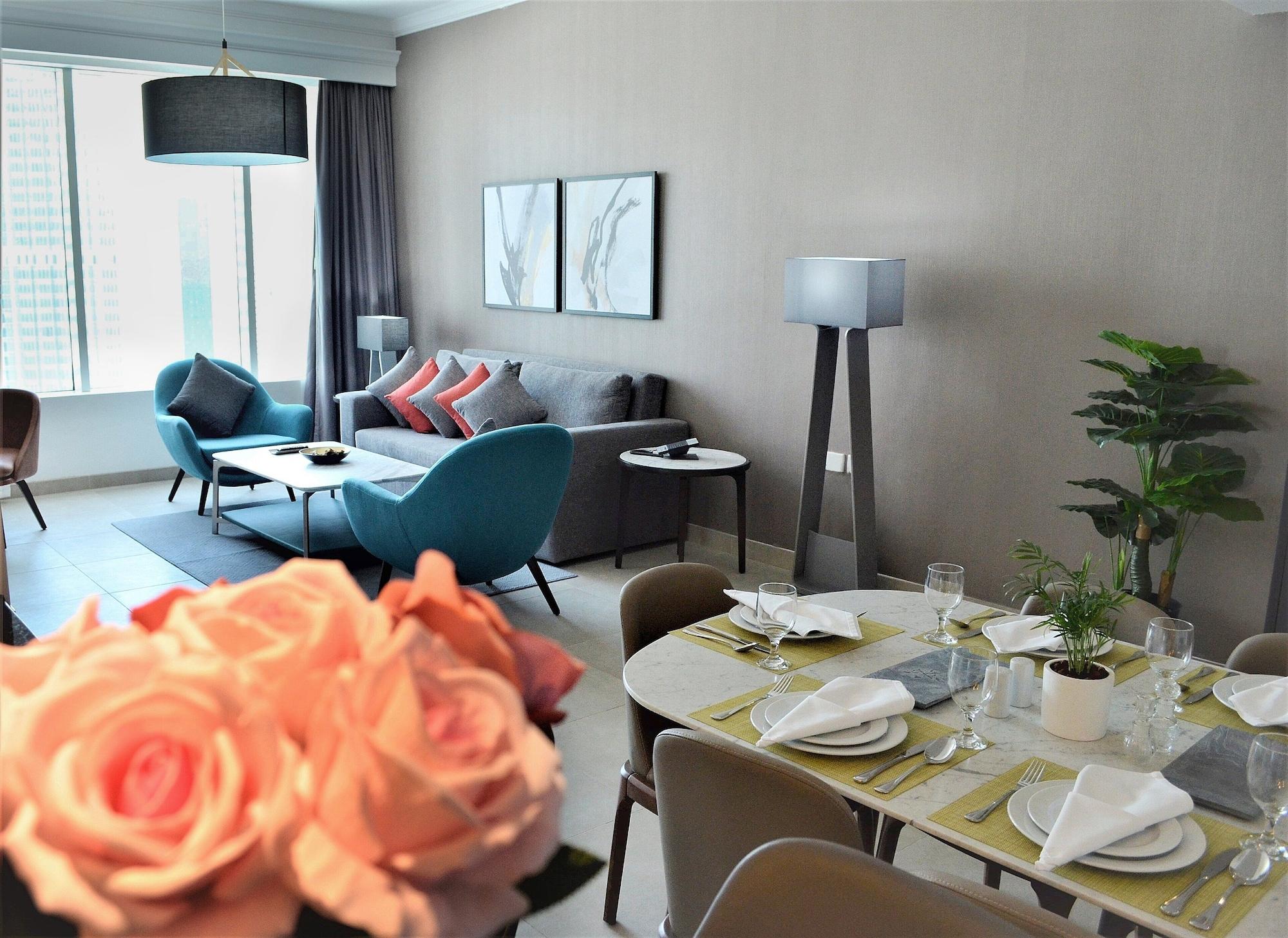 Somerset West Bay Doha Eksteriør bilde A living room in a serviced apartment in Dubai