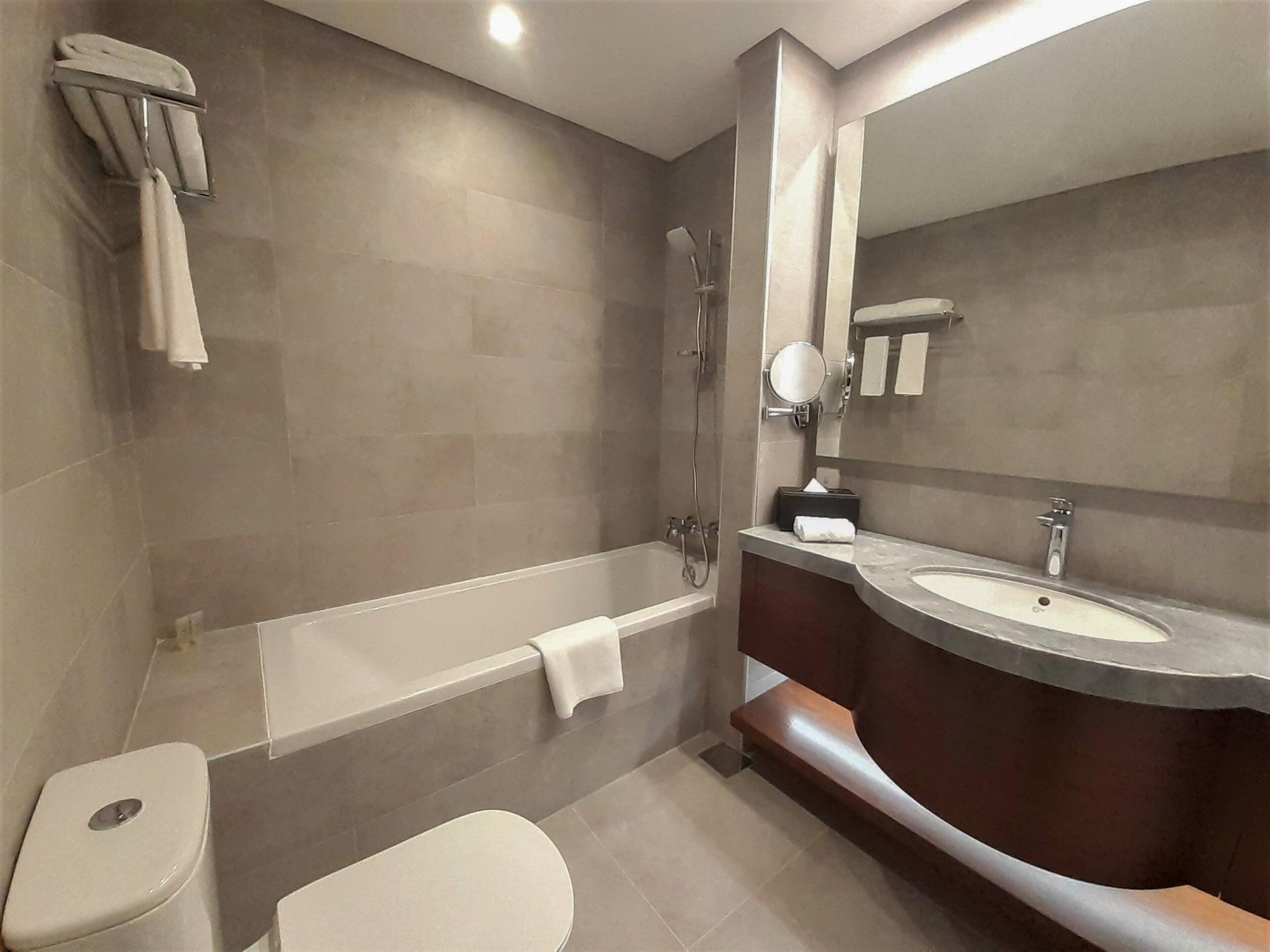 Somerset West Bay Doha Eksteriør bilde Bathroom of a hotel room