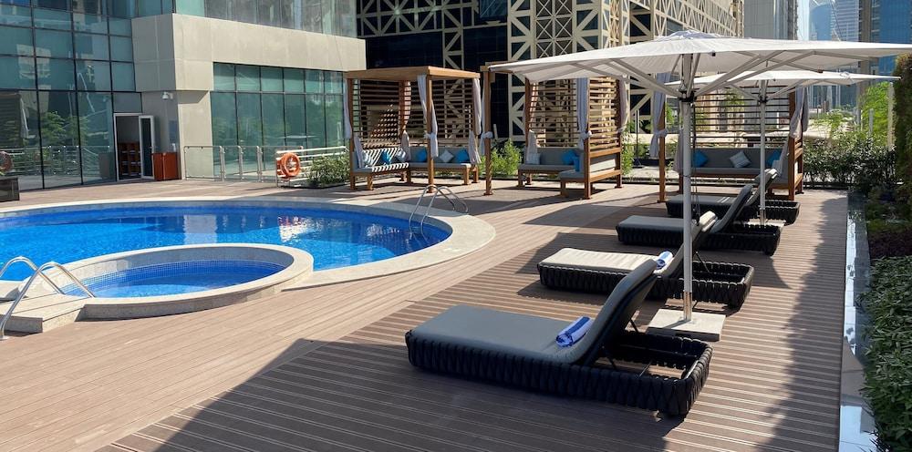 Somerset West Bay Doha Eksteriør bilde The pool at the hotel
