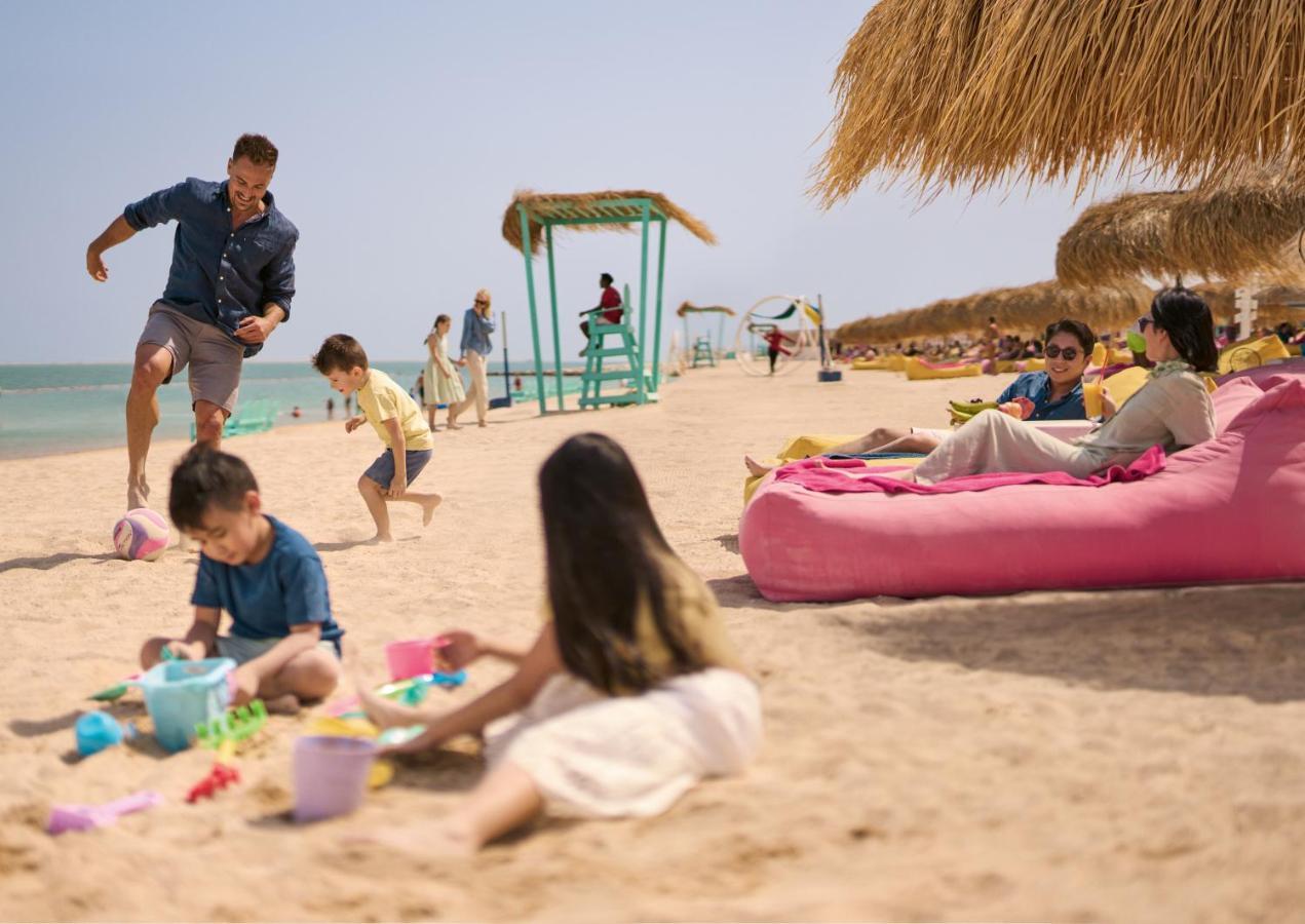 Somerset West Bay Doha Eksteriør bilde Families at the beach