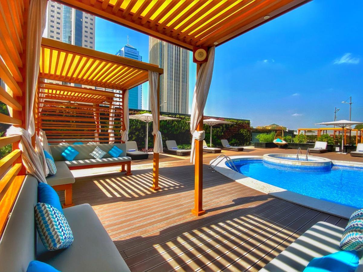 Somerset West Bay Doha Eksteriør bilde The swimming pool at the hotel