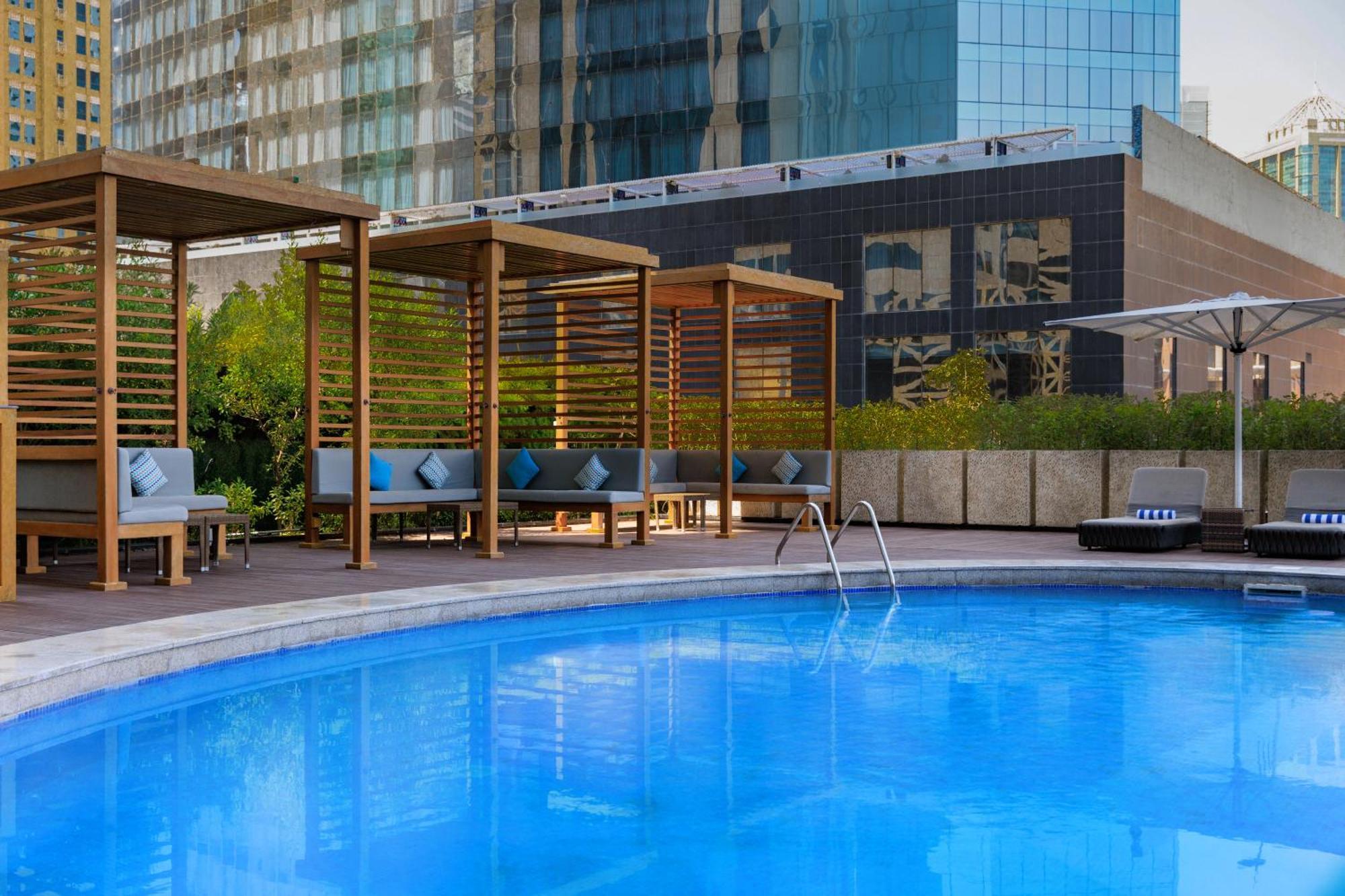 Somerset West Bay Doha Eksteriør bilde The swimming pool at the hotel