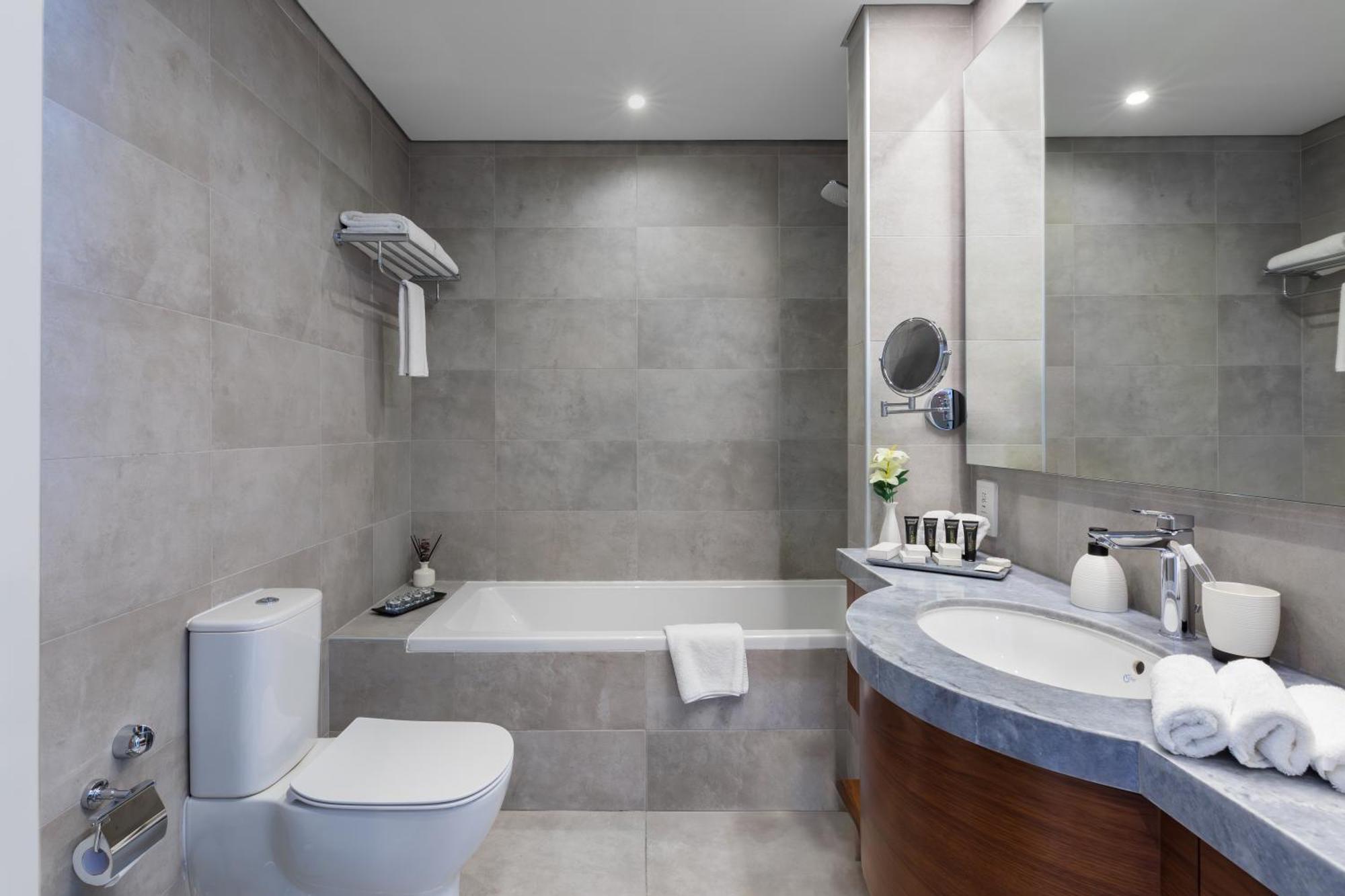 Somerset West Bay Doha Eksteriør bilde Bathroom