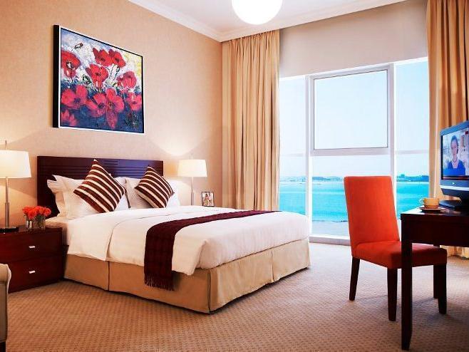 Somerset West Bay Doha Eksteriør bilde A bedroom in a hotel