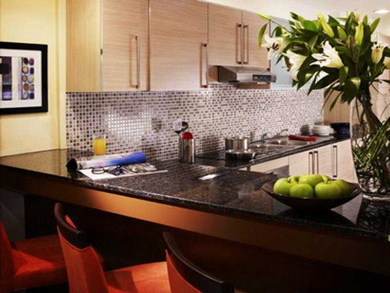 Somerset West Bay Doha Rom bilde A kitchen at The Standard East Village