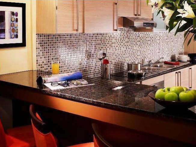 Somerset West Bay Doha Eksteriør bilde A kitchen with granite countertops
